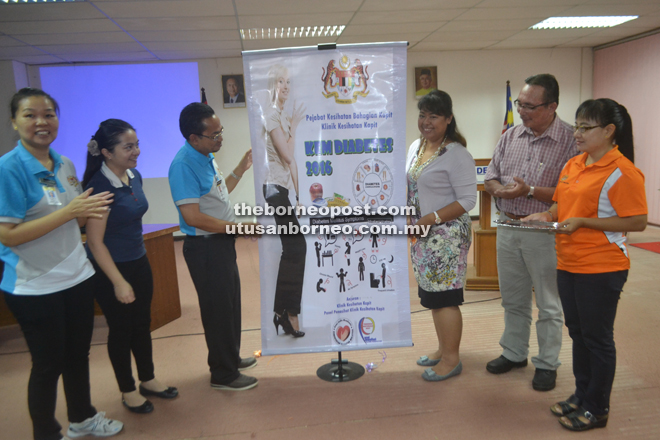 Dr Deburra (third right) launches the event. Bletih polyclinic director Dr Jusoh Awang Senikin is at third left. 