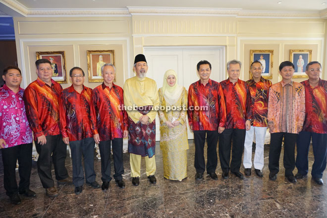 Frankie (third left) with his committee at the Aidilfitri open house of Tun Juhar Mahirudin (fourth left) and wife Toh Puan Norlidah R.M Jasni (centre). 