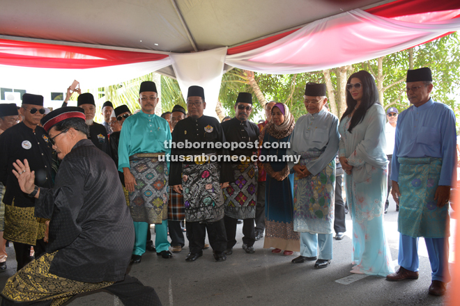 Their Excellencies watching the ‘Pencak Silat’ (Malay traditional self-defence art) on arrival at the residence of Rosey (fourth right). 