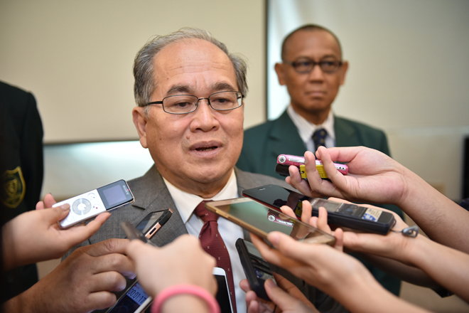 Uggah speaking to reporters after opening the ISP seminar yesterday. — Photo by Tan Song Wei (File Photo)