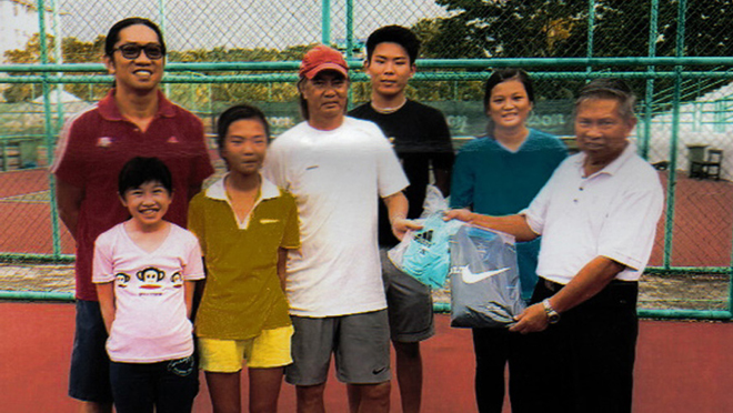 Miri LTA Han (right) presenting t-shirts to coach Lee Yat Ping.