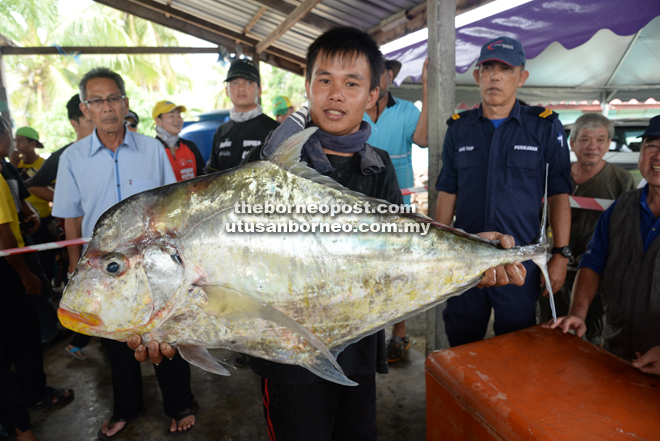 Kiew and his giant catch, which earned him the top prizes at the ‘Rapala & Storm Jigging’ fishing competition in Miri.