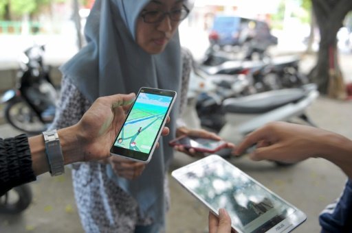 Indonesians playing Pokemon Go on the streets in Banda Aceh. Photo by AFP