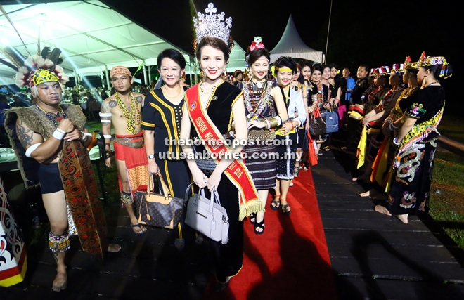 Unduk Ngadau winners from Sabah arriving at the dinner.