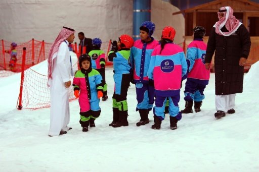 Saudis play at the indoor snow theme park "Snow City" in the Al-Othaim Mall Rabwa in the capital Riyadh. Photo by AFP