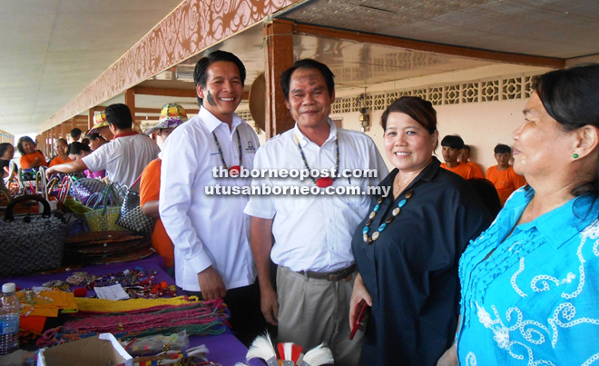 Elizabeth (second right) posing with Anyi (third right) and Dennis (fourth right) at the OKU exhibition booths.