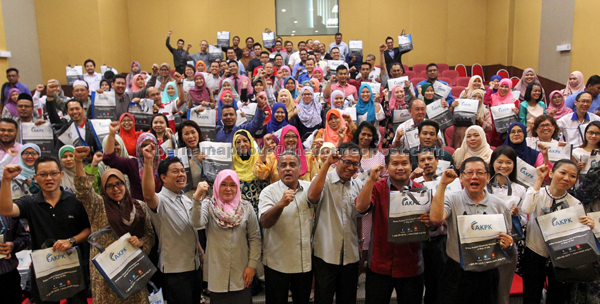 Nor Akmar Yaakub (front row, fifth left) with the participants at the AKPK gathering at Pahang National Archives Department in Kuantan. — Bernama photo