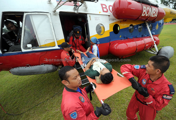 Mohd Khairul (on stretcher) taken out of the park to Sultan Haji Ahmad Shah Hospital in Temerloh for treatment in a helicopter. — Bernama photo