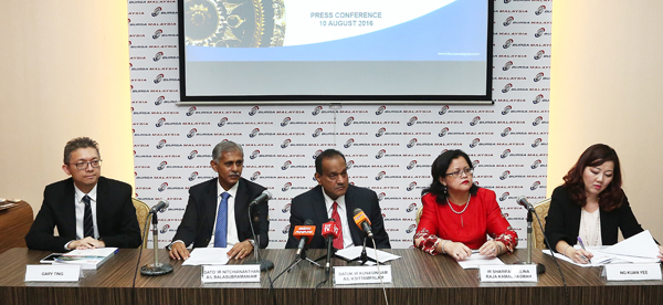 Kunasingam (middle) flanked by other directors from HSS Engineers and M&A Securites during a press conference following its listing.