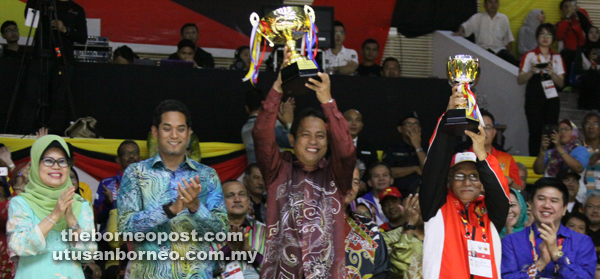 TAHNIAH: Ketua Kontinjen Sarawak, Dr Abdul Rahman Ismail (tiga kiri) menjulang trofi juara keseluruhan pada penutupan Sukan Paralimpiad Ke-18 Sarawak 2016 di Stadium Perpaduan Negeri, malam tadi. Turut kelihatan Menteri Belia dan Sukan Khairy Jamaluddin (dua kiri), Menteri Kebajikan, Wanita dan Kesejahteraan Masyarakat Datuk Fatimah Abdullah (kiri) dan Penolong Ketua Kontinjen Sarawak, Abang Samshuddin Abang Seruji (kanan). — Gambar Jeffery Mostapha