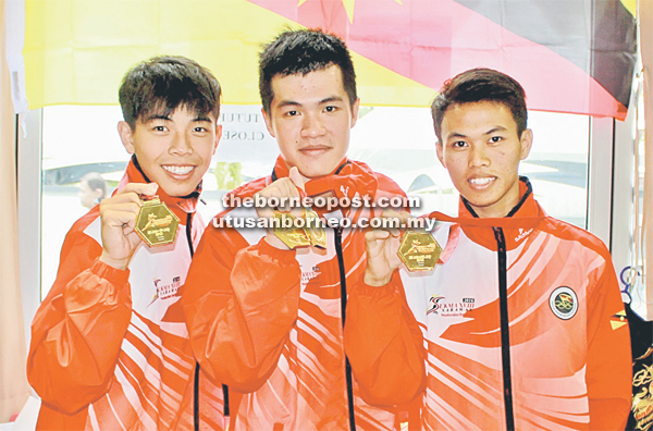 WAKILI NEGARA: Elvic (kiri), Clement (tengah) dan Muhammad Asri Abdul Wahab ketika meraih pingat emas skuad Wushu Sarawak pada SUKMA XVIII di Kuching bulan lalu.