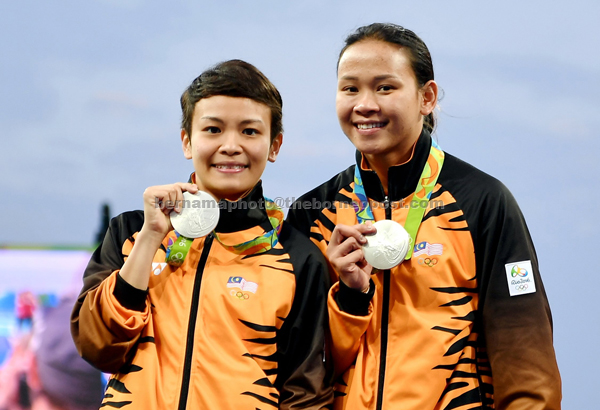 Cheong and Pandelela display their medals during a photo call in Rio. — Bernama photo