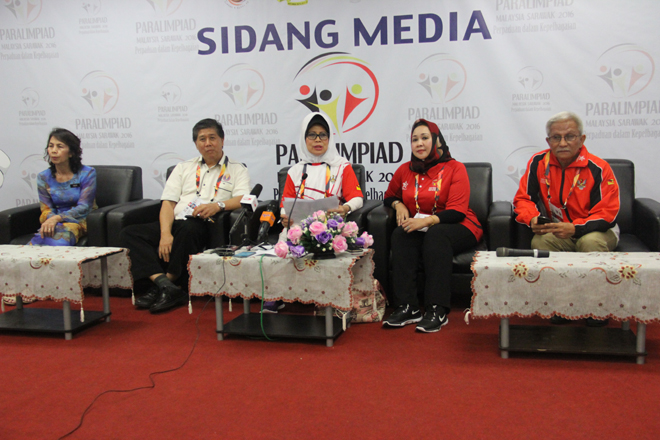 Fatimah(centre), accompanied by Hasidah (second left) fielding questions from reporters.
