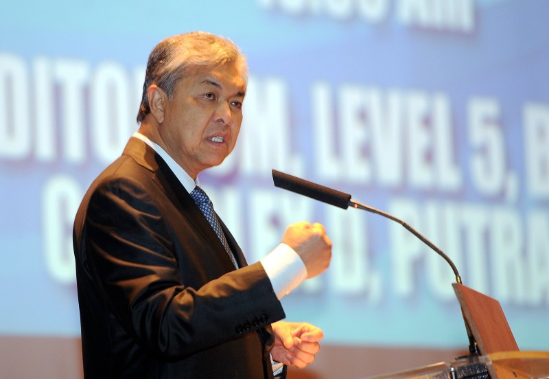 PUTRAJAYA, 9 Ogos -- Timbalan Perdana Menteri Datuk Seri Dr Ahmad Zahid Hamidi yang juga Menteri Dalam Negeri menyampaikan ucapan pada Taklimat Khas mengenai Tahap Keselamatan Dalam Negeri kepada Ketua-ketua Perwakilan Asing di Malaysia hari ini. --fotoBERNAMA (2016) HAK CIPTA TERPELIHARA