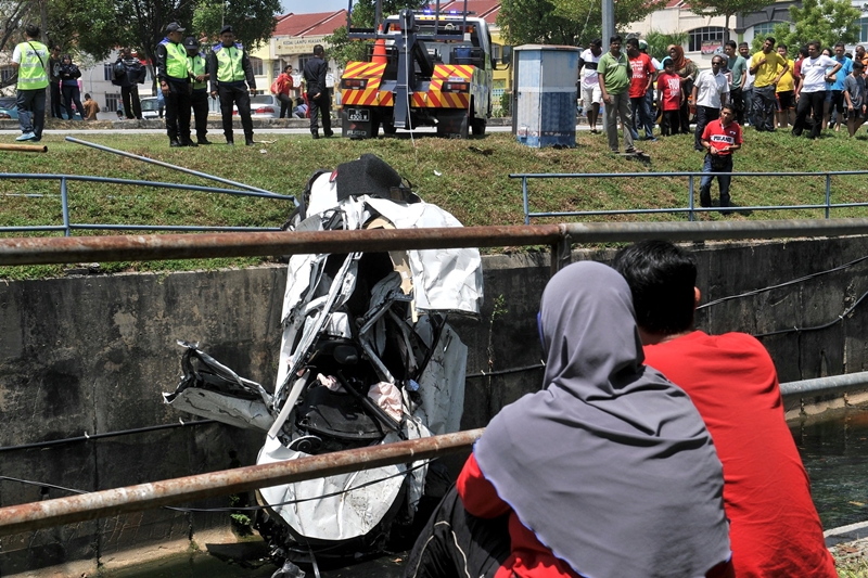 PUCHONG, 7 Ogos -- Dua wanita dan seorang lelaki maut setelah kereta yang mereka naiki terbabas dan terjunam ke dalam longkang besar di Jalan PU3, Taman Puchong Utama pagi tadi. --fotoBERNAMA (2016) HAK CIPTA TERPELIHARA