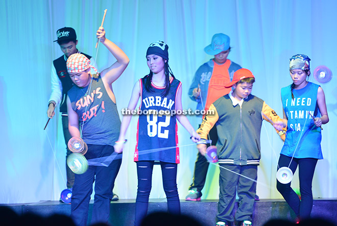 Performers showing their skill with the diabolo and stunts.