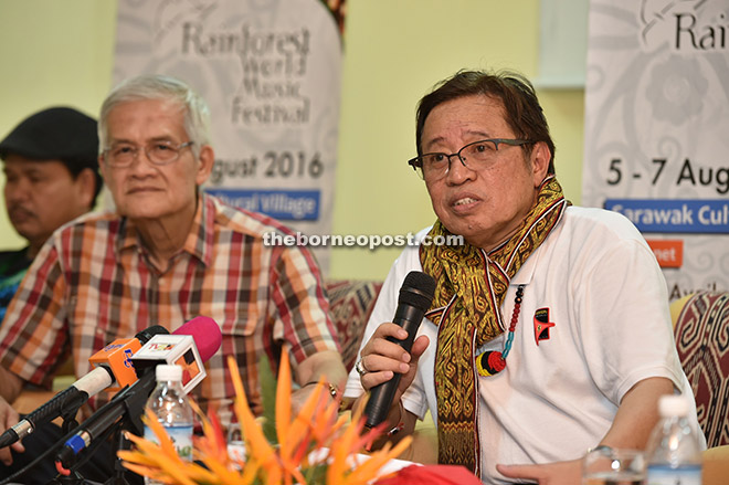 Abang Johari (right) chairing the press conference. With him  are Abang Wahab and Ik Pahon (partly obscured).