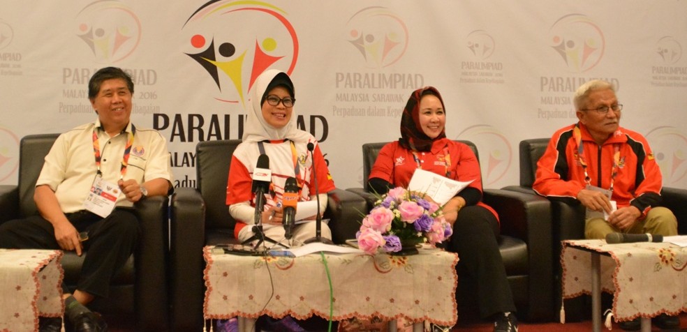 Fatimah (second left) flanked by (from left) Sarawak Sports Corporation CEO Dr Ong Kong Swee (left),  Samariang assemblywoman Sharifah Hasidah Syed Aman Ghazali (second right) and Jabatan Kebajikan Masyarakat (JKM) Sarawak director Abang Shamsudin Abang Seruji.