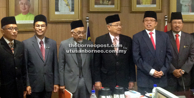 Abang Johari (second from right) and others posing for  a group photo before the press conference. On his left is Misnu.
