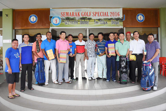 The winners with the organising committee after the prize presentation at Sibu Golf Club.