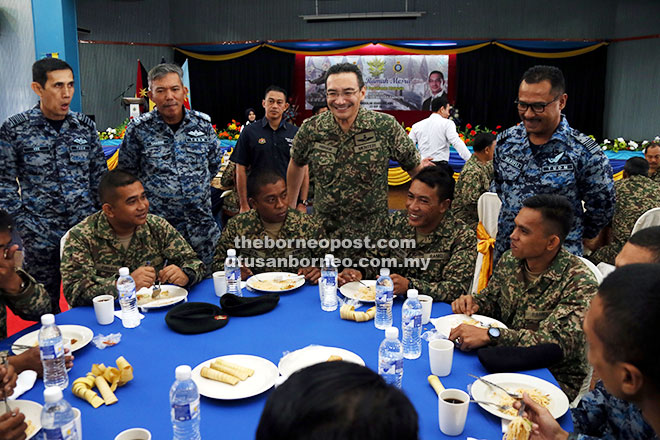 NAMA BERITA?:  Hishammuddin (bediri tengah) ngaga awak berandau enggau raban soldadu ke bisi ngulu program nya. (File photo) 