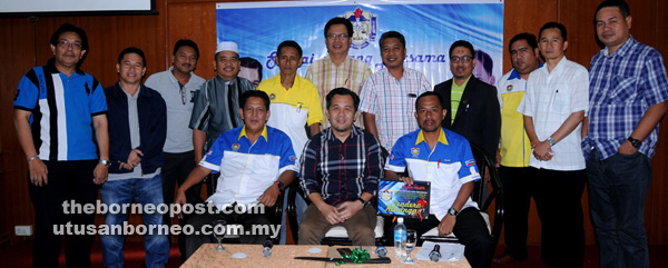 MEDIUM TERBAIK: Jamawi (duduk, tengah) dan Presiden KGKS Husin Basir mengabadikan gambar kenangan bersama ahli KGKS yang lain.