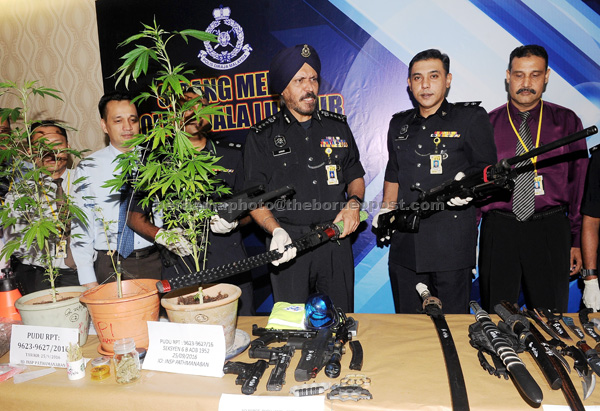BAHAN BUKTI: Amar Singh (tiga kanan) menunjukkan pedang samurai yang merupakan antara barang rampasan selain pokok ganja dan senjata lain, semasa sidang media di Ibu Pejabat Polis Kontinjen Kuala Lumpur dekat Kuala Lumpur, semalam. — Gambar Bernama