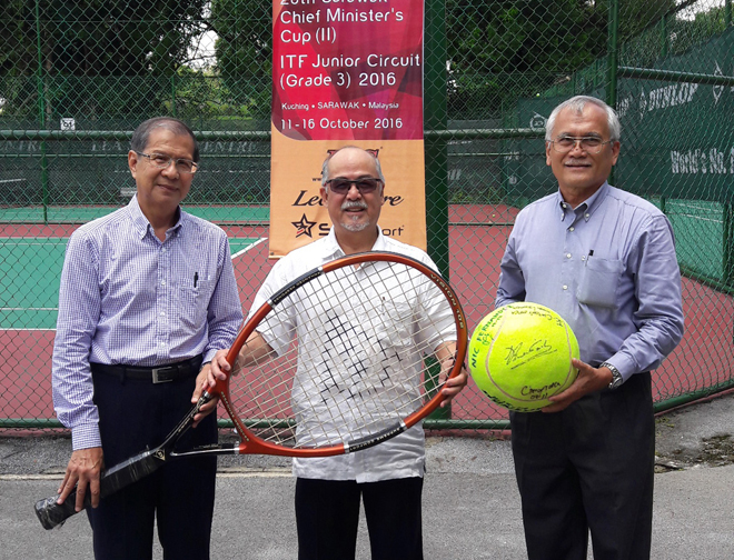 Liew (centre) with Douglas (right) and Chin at SLTA Tennis Centre yesterday.