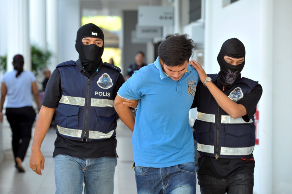 SEPANG, 23 Sept -- Syed Amir Asyraf Syed Hamdan, 20, pemandu lori, hari ini didakwa di Mahkamah Majistret Sepang atas lima pertuduhan memberi sokongan kepada kumpulan pengganas Daesh menggunakan media sosial. --fotoBERNAMA (2016) HAK CIPTA TERPELIHARA *** Local Caption *** MENGIRINGI BERITA