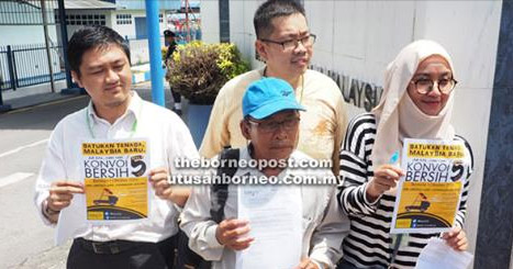 Ahmad Awang (front centre) and Murnie (right) with two other Bersih Sarawak members holding the poster on Bersih’s coming convoy. 