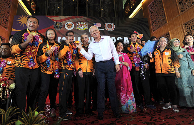 Najib (fourth right) with the 2016 Rio Paralympics medallists (from left) Muhammad Ziyad, Siti Noor Radiah, Mohamad Ridzuan and Abdul Latif (second right) at Bunga Raya Complex in KL International Airport (KLIA) yesterday. Also seen are Rosmah (third right), Abdullah (fourth left) and Jeanne (right). — Bernama photo