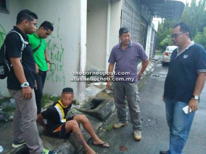 DITAHAN: Suspek kes cabul kanak-kanak ditangkap anggota JSJ semalam.