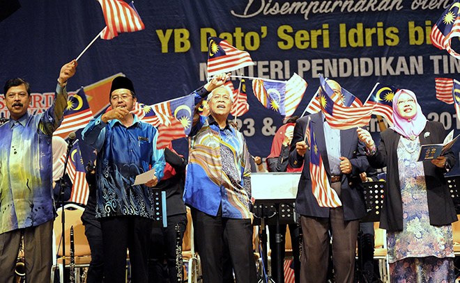 Idris (third left) with Datuk Prof Dr Asma Ismail (right) and Shahrin (second left) waving  ‘Jalur Gemilang’ flags at Universiti Teknikal Malaysia Melaka. — Bernama photo