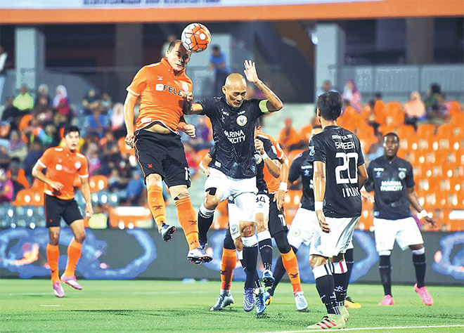 TANDUK: Pemain Felda United, Lutfulla Turaev (dua kiri) menanduk bola bersaing dengan pemain Sarawak pada perlawanan Liga Super 2016 di Stadium Tun Abdul Razak, Jengka malam kelmarin. — Gambar Bernama