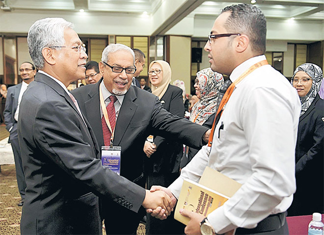 APA KHABAR?: Idris (kiri) bersalaman dengan peserta selepas merasmikan ‘The 18th International Conference For University Administration 2016’ anjuran Universiti Teknologi Mara (UiTM) di Kuala Lumpur, semalam. — Gambar Bernama