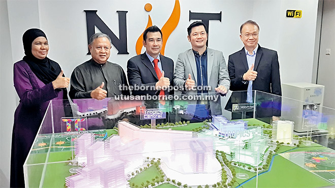 MODEN: Voon (tengah), Wong (dua kanan) dan rakan kongsi lain bergambar bersama model replika pembangunan Tropics City.