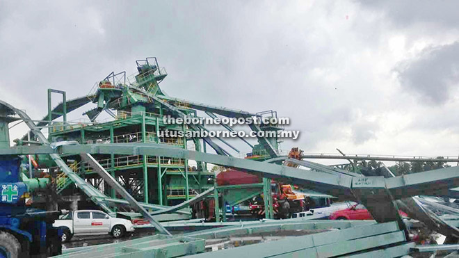 DAHSYAT: Keadaan projek pembinaan kilang baja yang rosak teruk dibadai ribut di Bintulu, petang semalam.
