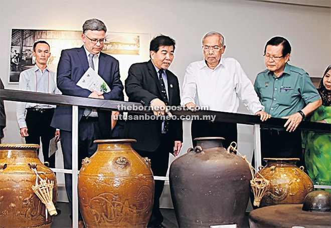 BUKTI SEJARAH: Adenan (dua kanan) melihat antara koleksi barangan sejarah salah satu etnik di Sarawak yang dipamerkan sempena  ‘Urang Sarawak: Pameran Tentang Kita’. 