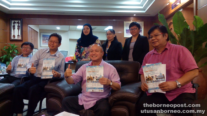 Chan (seated second right) giving the thumbs up to World Toilet Summit and Expo while holding the brochure, accompanied by councillors Mohammad Taufik Abdul Gani (right) and Simon Lau (second left), secretary Vincent Ang (left) and others. 