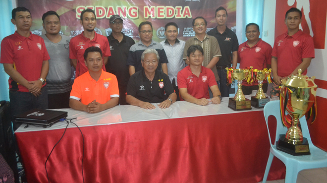 Masing very pleased to take a group photo with the committee KFA 2016/2017 led by Kennedy Kuyang at left)