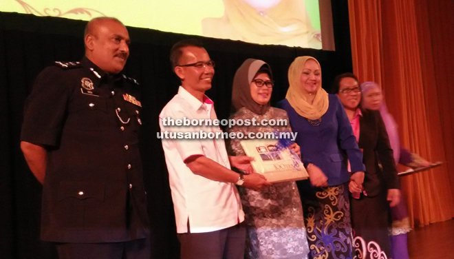 Dr Kamarudin presents a souvenir to Fatimah. Dev Kumar is on the left and Noriah is on Fatimah’s left.