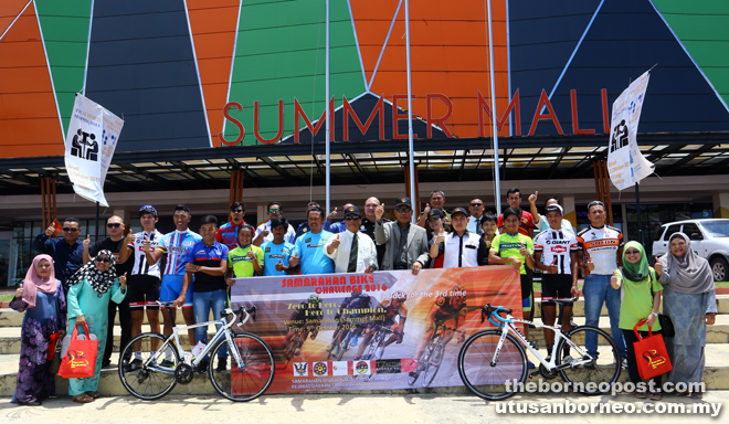 Samarahan Resident Abdul Rahman Sebli Senusi (front, ninth right) and Mohd Ainnie on his right joins representatives of participating team for a promotional photo-call on Samarahan Bike Challenge 2016 at the Summer Mall.