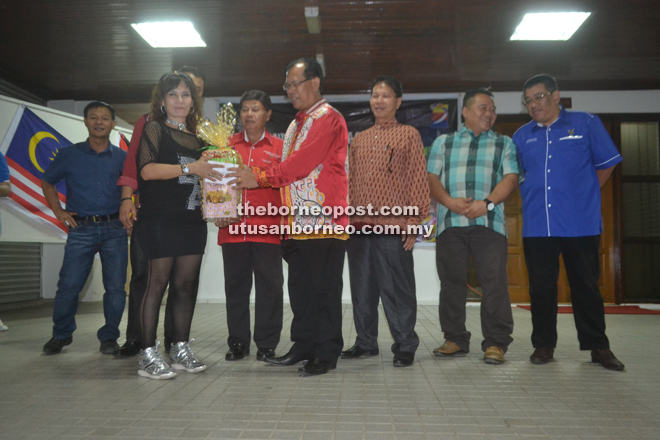 Jamit (fourth right) presents a hamper to the champion of the women’s category of the karaoke competition Jenny Yeu. 