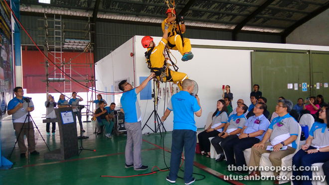 (From second right) Nelson, Lee and others watch a rope access training (RAT) demonstration at Oceancare’s Rope Access Training Centre in Piasau.