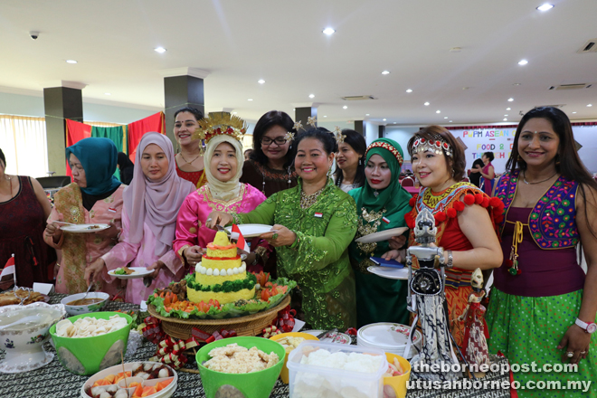 PWPM president Srimurniyati (centre) introducing Indonesian signature food.