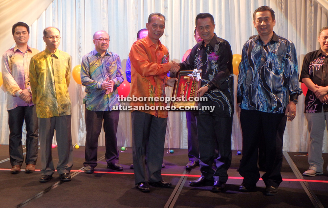 Zuraimi (second right) presents a memento to Penguang.