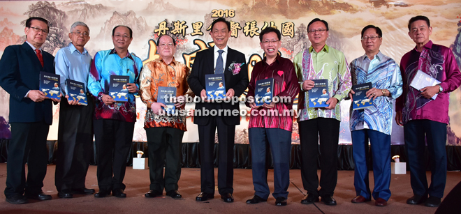 Tiong (centre) together with Sim (fourth right), Temenggong Dato Vincent Lau (second right) and other VIPs pose for a group photo during the launching ceremony of Tiong’s biography.