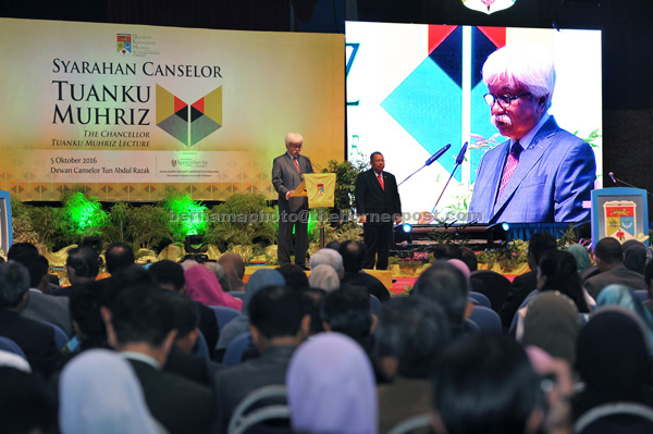 Tuanku Muhriz speaking at Chancellor Tuanku Muhriz Lecture at the Universiti Kebangsaan Malaysia. — Bernama photo