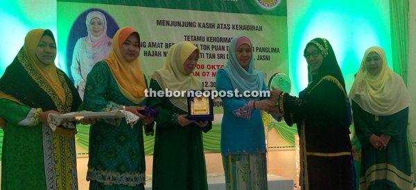 Norlidah (fourth left) presents the award to Nooraidah.