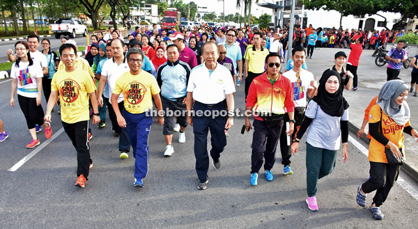 (from left) Hii, Dr Annuar and Tiong leading a sea of participants during the 10,000 steps event.